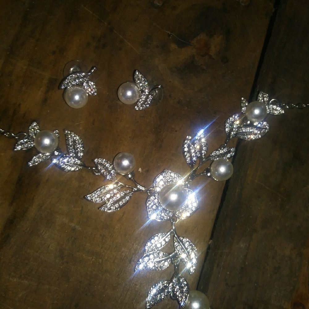Kneclace and earng set pearl and rhinestone